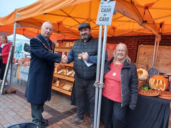 Mayor & Cllrs with winning pumpkin carving entrant