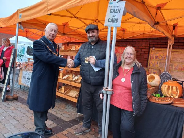 Mayor & Cllrs with winning pumpkin carving entrant