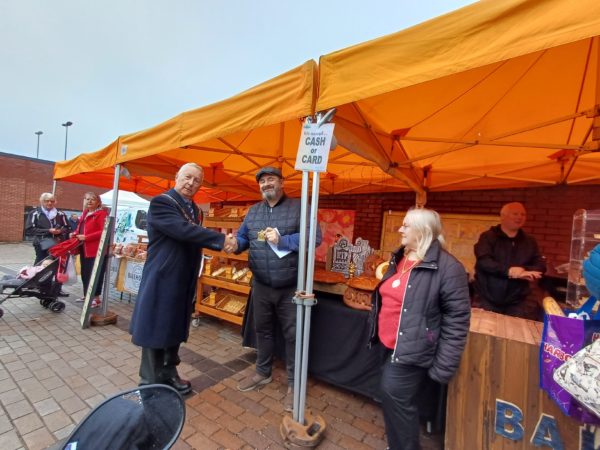 Mayor & Cllrs with winning pumpkin carving entrant