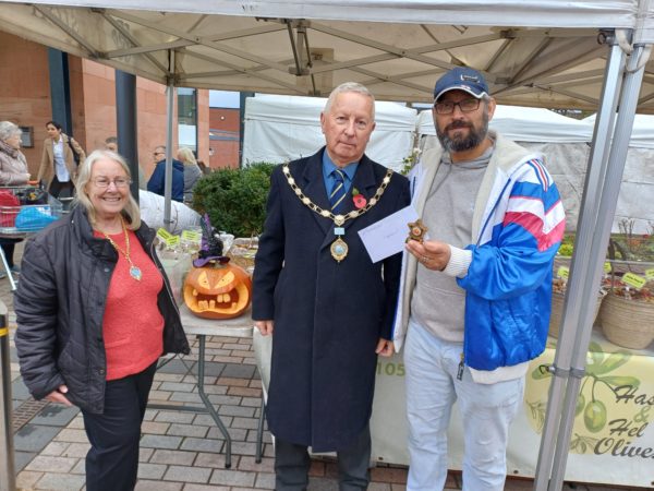Mayor & Cllrs with winning pumpkin carving entrant