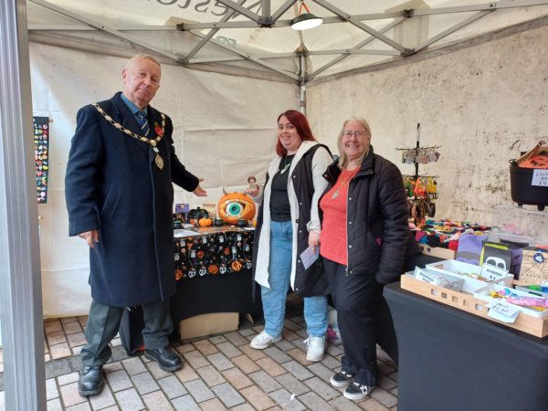 Mayor with winning entrant