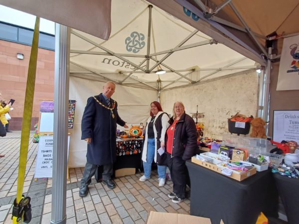 Mayor with winning entrant