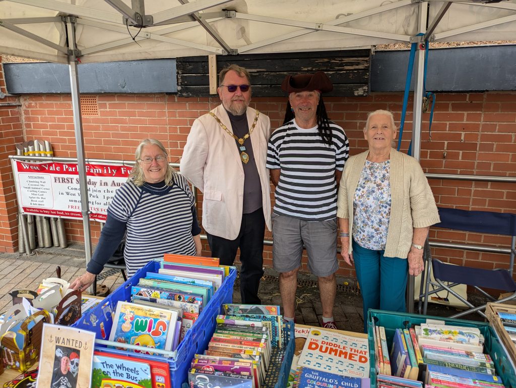 Cllrs at Pirate Market
